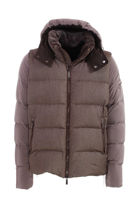 Shop MOORER  Giacchetto: Moorer bomber "Casciano Fur" imbottito  in piuma d’oca.
Cappuccio in tessuto lucido tecnico, e collo in montone merino leggermente brinato. 
Bomber doppio uso (il gilet può essere usato singolarmente). 
Chiusura frontale con zip spazzolata doppio cursore.
Tasche interne portadocumenti con fettucce logate.
Tasche laterali con zip. 
Composizione: 100% poliammide.
Made in Italy.. CASCIANO FUR OSL-V1141